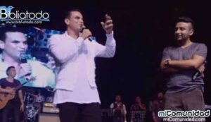 Cantante Silvestre Dangon expresa poderoso testimonio en concierto de Alex campos. Video
