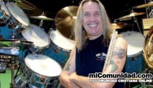 Nicko McBrain, baterista de Iron Maiden, confesó que en algún momento vivió una batalla interna entre su fe cristiana y su lugar dentro de una de las bandas fundamentales del heavy metal. El músico, convertido al cristianismo a fines de los 90, lo contó a Tampa Bay Times: “Estamos en una banda de rock and roll. Tocamos música y no hablamos de glorificar al diablo. No lo condonamos. No hay conflicto con eso”. Sin embargo, Nicko McBrain admite que, al comienzo, se le hizo difícil cuando encontró su fe: “El Señor no tiene problemas con que toque en Iron Maiden, obviamente lo sigo haciendo. Pero sí batallé con la idea una vez que me convertí al cristianismo. Oré por ello, y no he tenido ningún tipo de problema. El antiguo proverbio sigue siendo el truco más grande que ha usado el Diablo para convencernos de que no existe, cuando sabemos que sí”. Algunos ven irónico que, considerando las acusaciones de Satanismo que cayeron sobre la banda en sus primeros años, Nicko McBrain sea un cristiano practicante que acude a la iglesia regularmente. Nicko McBrain se convirtió al cristianismo en 1999 después de una experiencia en la iglesia Spanish River, en Florida. Su esposa Rebeca le había estado insistiendo ir a la iglesia con ella. Él hizo un recuento para explicar el suceso, y dijo: “Me quedé sentado pensando, No bebí anoche … ¿Por qué estaba así? Tuve esta historia de amor con Jesús, pasando en mi corazón”, según dice en su biografía Wikipedia.