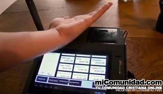 Implantan microchip en la mano para realizar pagos en República Checa