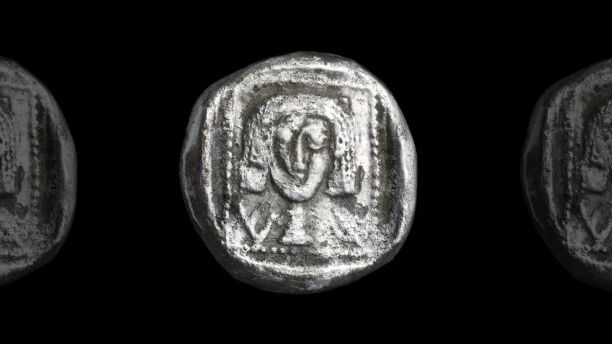 Moneda de plata rara del siglo IV aC, una de las más antiguas jamás descubiertas en el área de Jerusalén. (Foto: Clara Amit, Autoridad de Antigüedades de Israel)