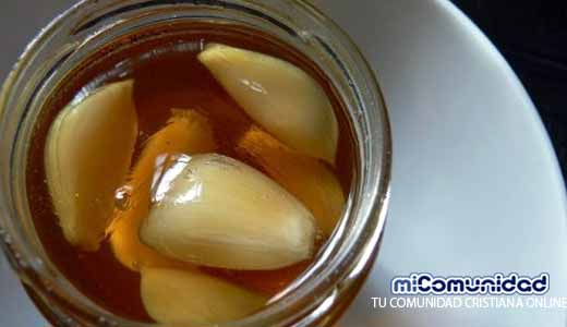 7 beneficios de consumir ajo y miel