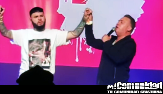 Vídeo: Farruko llorando al cantar "Levanto mis Manos" con Samuel Hernández