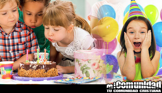 Nños celebrando un cumpleaños soplando velas biscocho