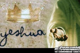 En la foto vemos una corona con las palabras YESHUA y Jesus con su mano extendida