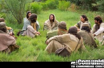 Jesus sentado en la grama con sus dicipulos