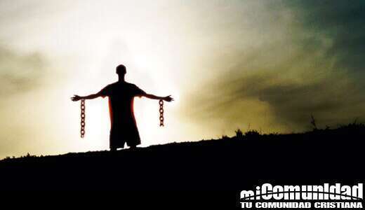 En la imagen en el horizonte un hombre con los brazos abiertos con cadenas rotas